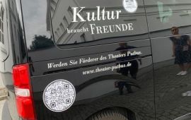 Der elektrische Kleinbus des Theaters Putbus hat nun endliche eine Beschriftung.