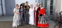 Vereinsmitglieder in historischen Kostümen mit dem Fürsten
