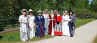 Vereinsmitglieder in historischen Kostümen im Park